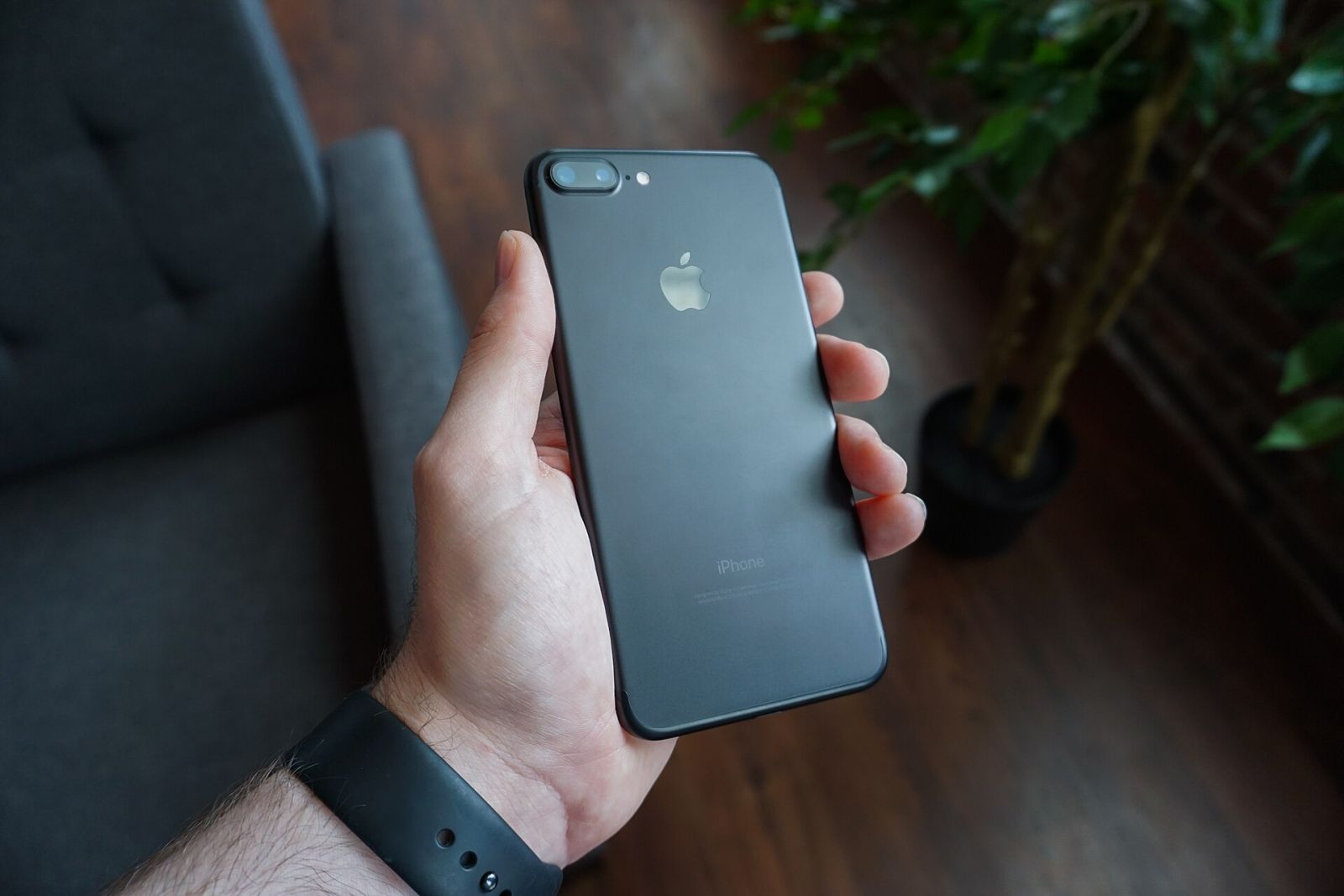Main qui tient un smartphone