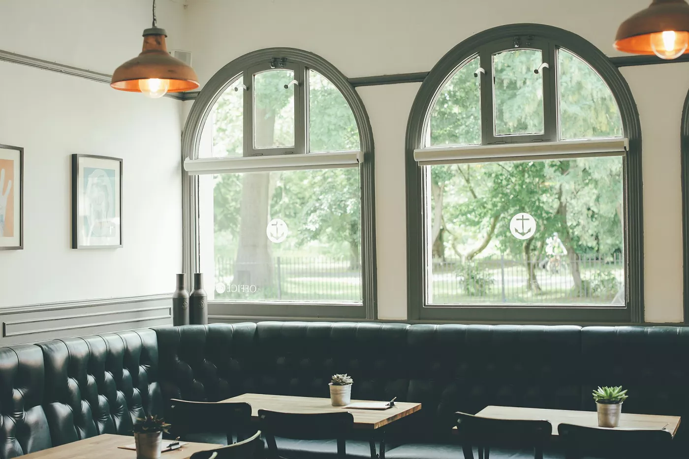 Salle d'un café de quartier avec de grandes fenêtres en arc