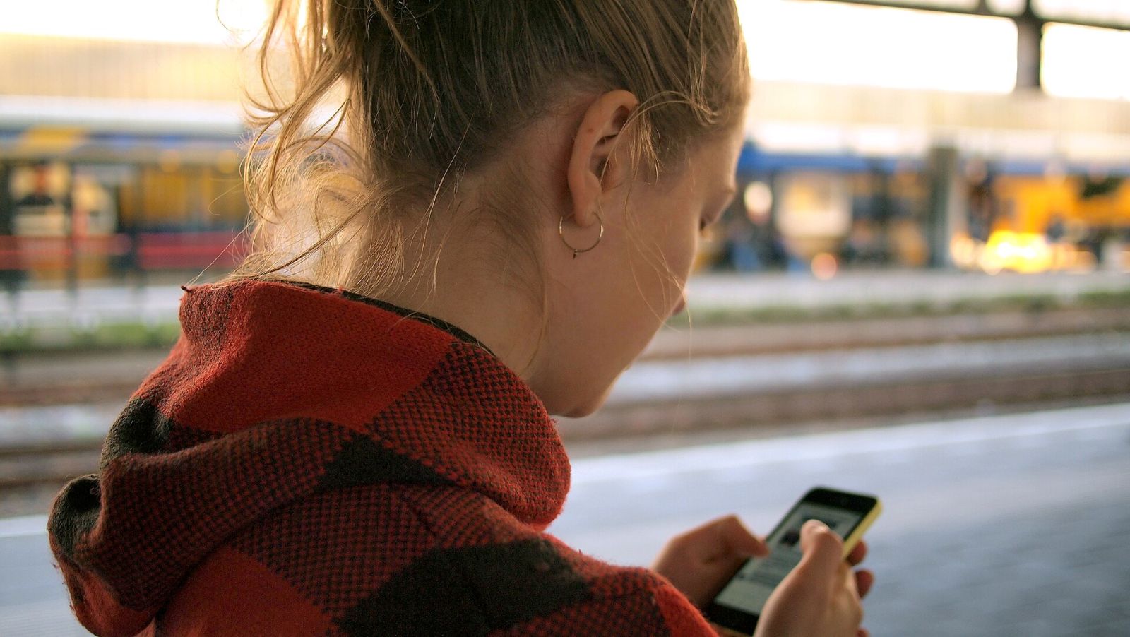 Personne qui fait une recherche sur son téléphone