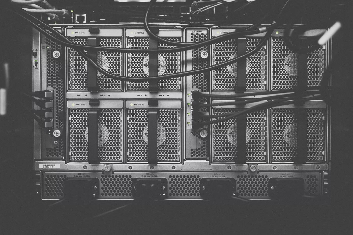 Serveurs informatiques rangés dans une baie