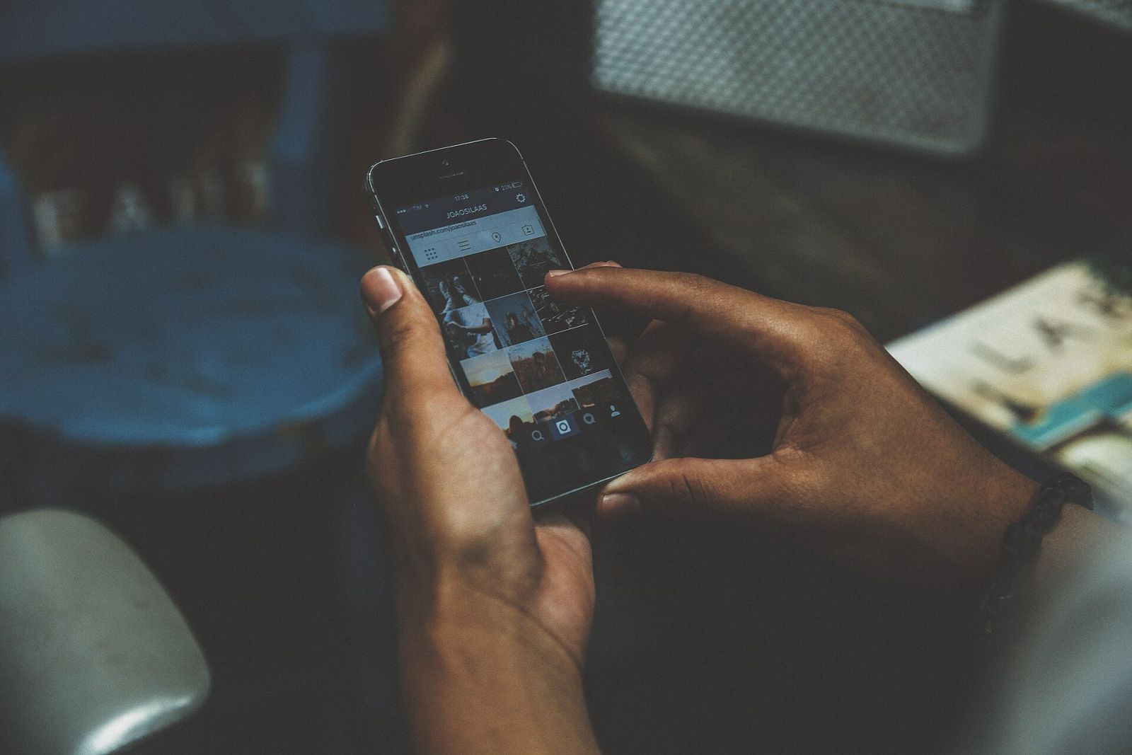 Personne qui fait défiler des photos sur son téléphone