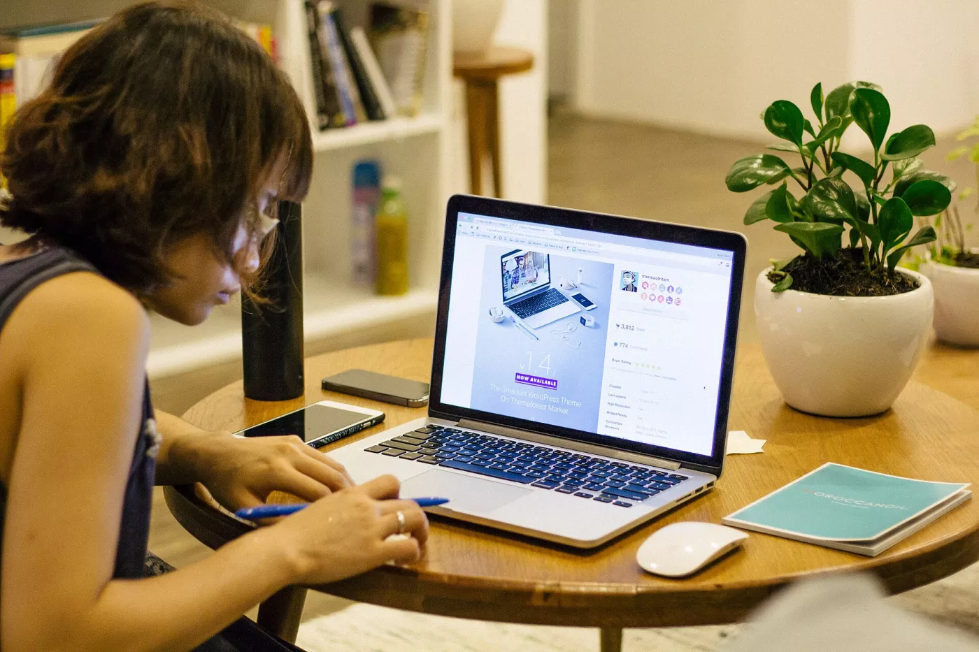 Femme qui travaille sur son site internet depuis un ordinateur portable