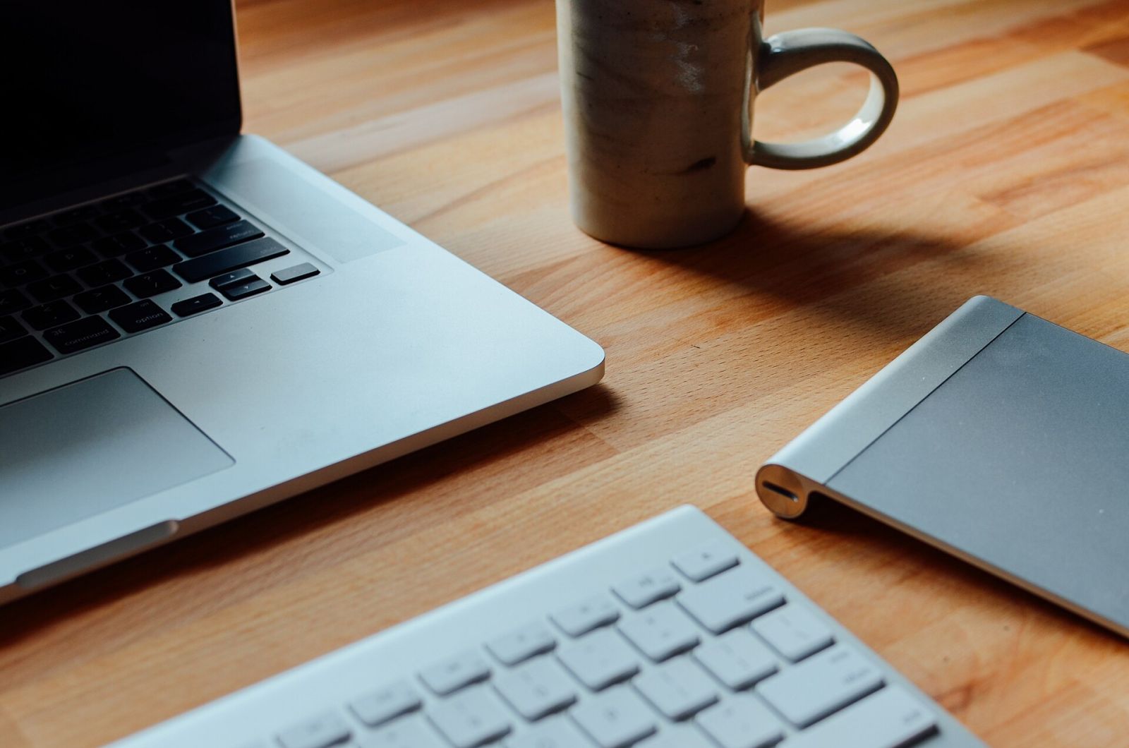 Ordinateur portable et tasse de café sur un bureau en bois